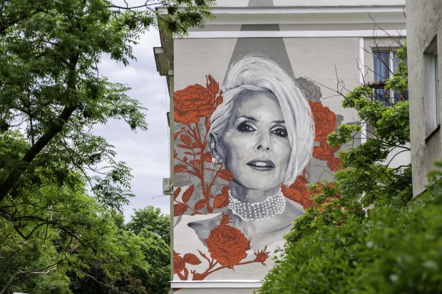 Mural pamięci Kory Jackowskiej na Bielanach przy ul. Żeromskiego.