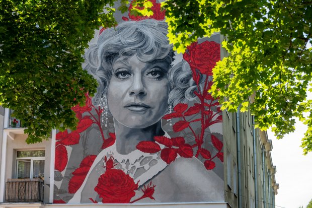 Mural pamięci Krystyny Sienkiewicz na Bielanach przy ulicy Żeromskiego