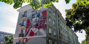 Mural pamięci Krystyny Sienkiewicz na Bielanach przy ulicy Żeromskiego