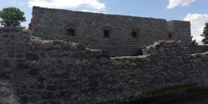 Ruiny zamku i fosa