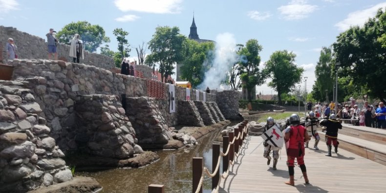 Rycerze przed zamkiem w Szczytnie - pokazy walk