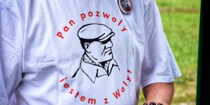 Pan pozwoly jestem z Woly - napis na koszulce.