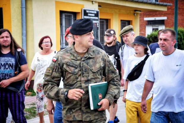 Ppor. Jacek Piotrowski prowadzi cywilbandę do Sali Tradycji