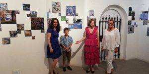 Wernisaż wystawy "Czy wiesz ile jest Syrenek w Warszawie?" - od lewej: Monika Gliga z synem, Natalia Roszkowska i Beata Michalec