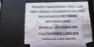 Informacja, że "Pojazdy zbudowane przez lub przy udziale Koła Naukowego Inżynierii Materiałowej Wydział Mechaniczny Politechniki Lubelskiej - Poligon 1. WBPanc - 27 sierpnia 2021 r.