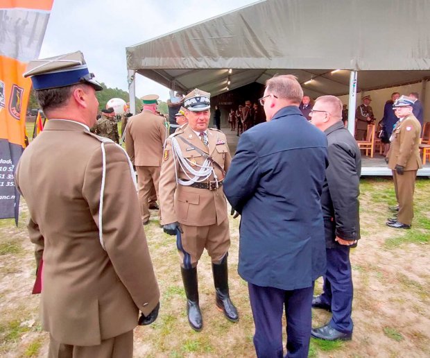 Generał brygady Jarosław Górowski Dowódca 1. Warszawskiej Brygady Pancernej - wita przybyłego na uroczystości Jana Kasprzyka Szefa Urzędu do Spraw Kombatantów i Osób Represjonowanych