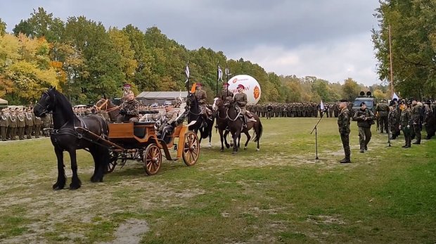 Generałowie w bryczce - Generałowie w bryczce - od lewej gen. brygady Artur Jakubczyk Zastępca Dowódcy 18. Dywizji Zmechanizowanej i gen. brygady Jarosław Górowski Dowódca 1. Warszawskiej Brygady Pancernej, w asyście ułanów Szwadronu Reprezentacyjnego Wojska Polskiego.