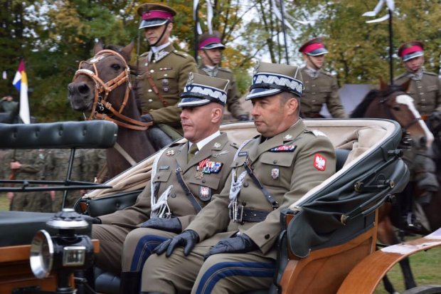 Generałowie w bryczce - od lewej gen. brygady Artur Jakubczyk Zastępca Dowódcy 18. Dywizji Zmechanizowanej i gen. brygady Jarosław Górowski Dowódca 1. Warszawskiej Brygady Pancernej