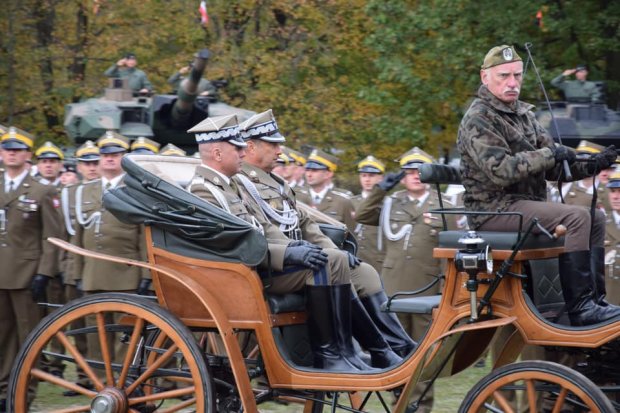 Generałowie w bryczce - od lewej gen. brygady Artur Jakubczyk Zastępca Dowódcy 18. Dywizji Zmechanizowanej i gen. brygady Jarosław Górowski Dowódca 1. Warszawskiej Brygady Pancernej