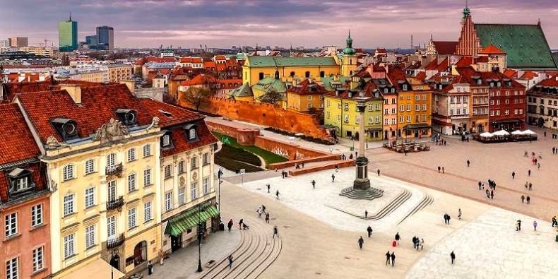 Widok na Plac Zamkowy z dzwonnicy kościoła św. Anny w Warszawie