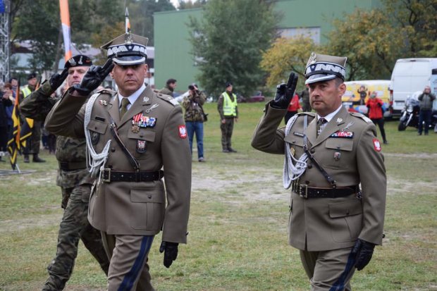 Przywitanie z żołnierzami 1. Warszawskiej Brygady Pancernej - od lewej: płk Renard Skrzypczak Zastępca Dowódcy 1. Warszawskiej Brygady Pancernej, gen. brygady Artur Jakubczyk, Zastępca Dowódcy 18. Dywizji Zmechanizowanej oraz gen. brygady Jarosław Górowski Dowódca 1. Warszawskiej Brygady Pancernej.