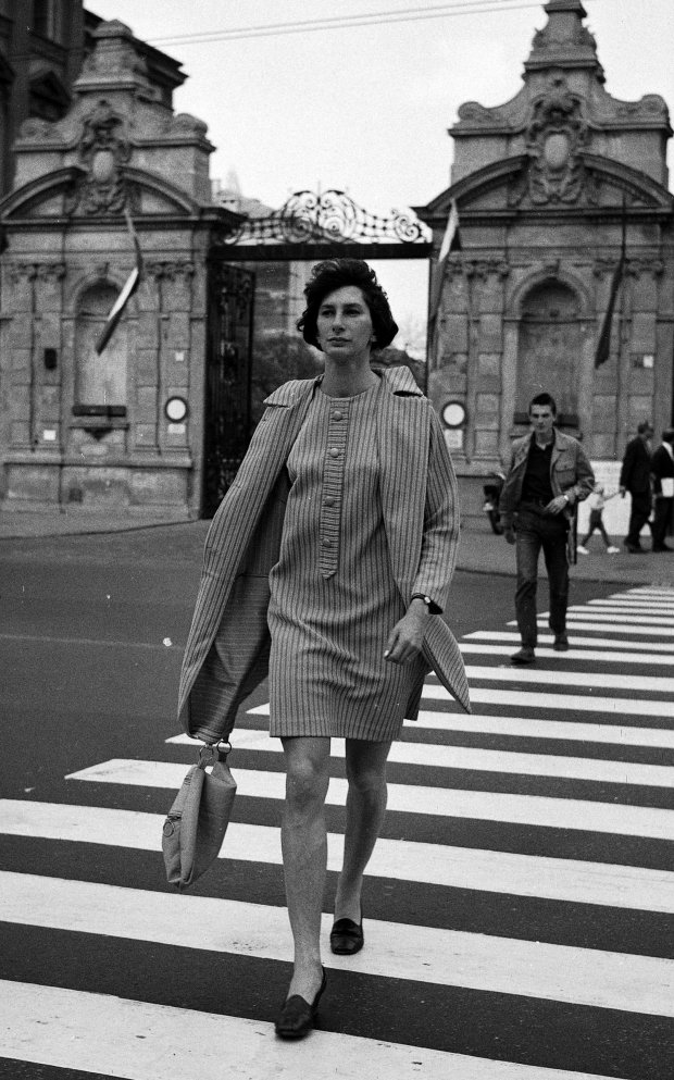 Irena Kirszenstein Irena Kirszenstein na przejściu dla pieszych przez Krakowskie Przedmieście przed głównym wejściem do UW. Rok 1969. Foto ze zbiorów Janusza Szewińskiego