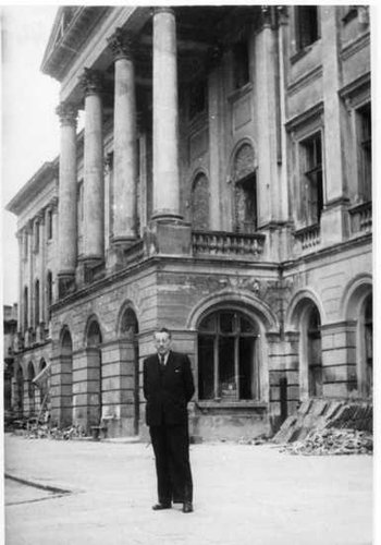 Rektor Franciszek Czubalski przed zniszczonym Pałacem Kazimierzowskim, 1948 fot. Archiwum UW