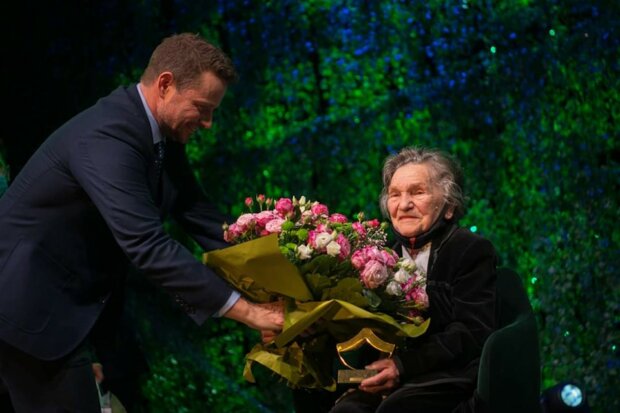 Wanda Traczyk Stawska otrzymuje kwiaty od prezydenta Rafała Trzaskowskiego. Fot. Ewelina Lach