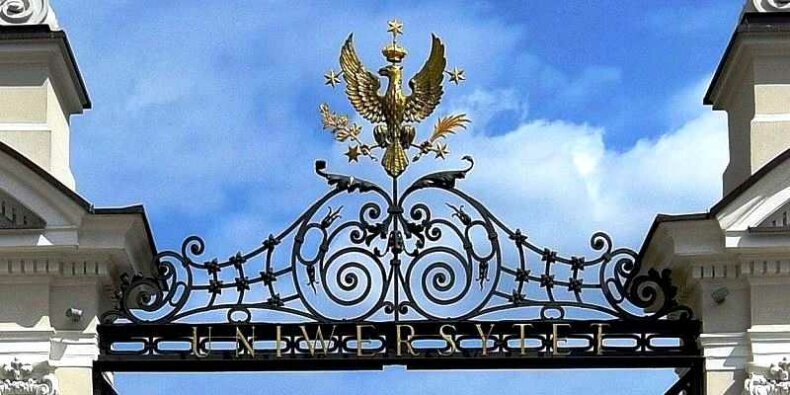 Zwieńczenie bramy głównej kampusu centralnego Uniwersytetu Warszawskiego 2019 foto Adrian Grycan Wikimedia