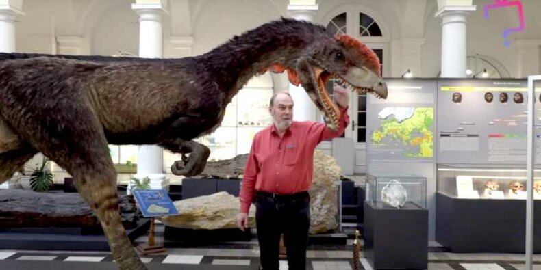 Prof. dr hab. Grzegorz Pieńkowski i dinozaur w Muzeum Geologicznym Państwowego Instytutu Geologicznego w Warszawie