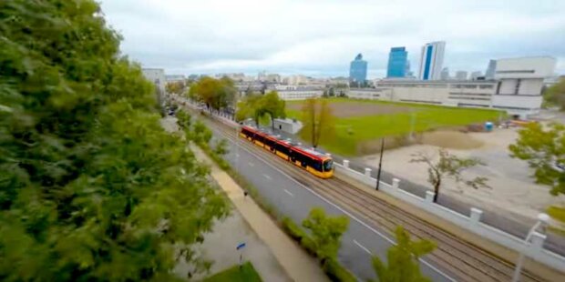 Tramwaj koreański w Warszawie - niczym wąż Zaskroniec mazowiecki pełznie ulicą Filtrową (kadr z filmu Tramwajów Warszawskich).