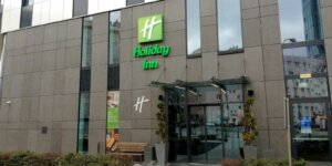 Holiday Inn wejście do hotelu od ulicy Twardej