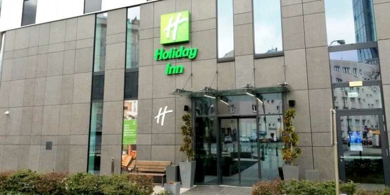 Holiday Inn wejście do hotelu od ulicy Twardej