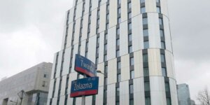 Hotel Holiday Inn widok ze skrzyżowania Twardej i Żelaznej