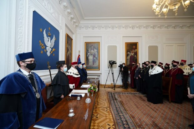 Olga Tokarczuk (druga z lewej) w trakcie uroczystości wręczenia doktoratu honoris causa Uniwersytetu Warszawskiego