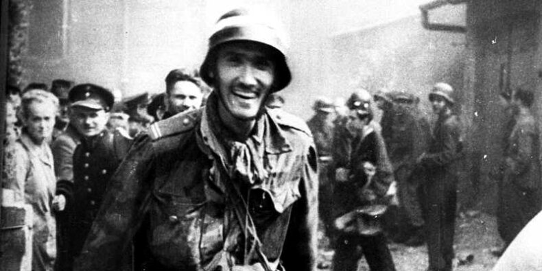 Witold Kieżun po zdobyciu Komendy Głównej Policji (przy Krakowskim Przedmieściu 1) podczas powstania warszawskiego 1944, zdjęcie filmowe