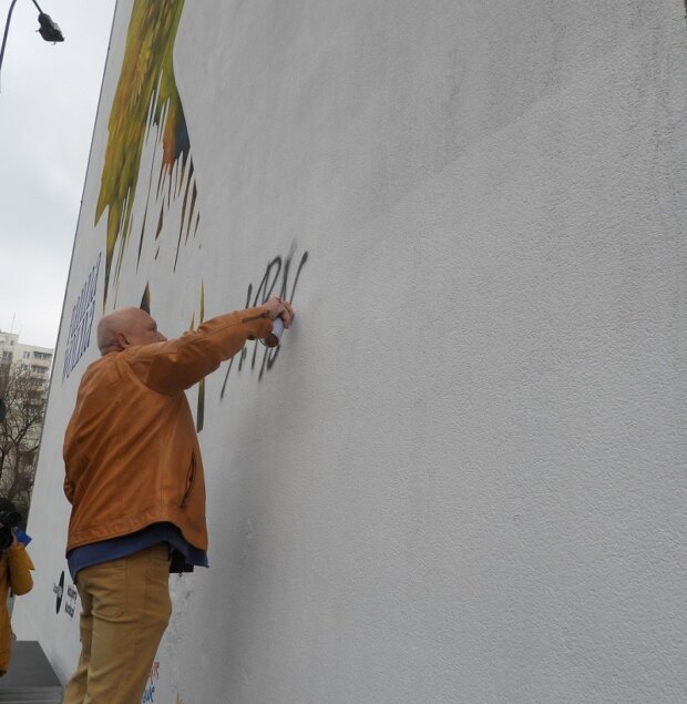 Andrzej Pągowski podpisuje mural