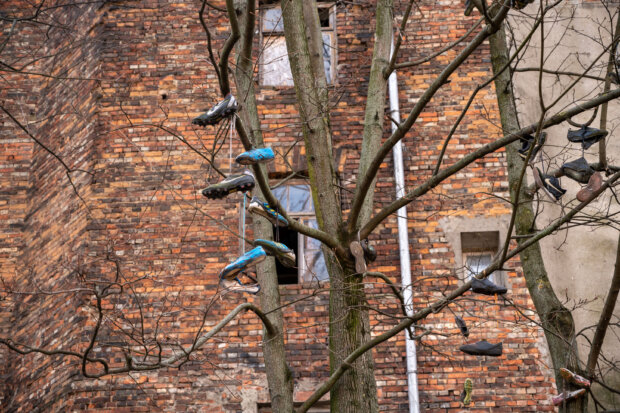 Drzewo butów przy ulicy Folwarcznej. Fot. Paulina Banaszkiewicz