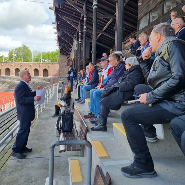 Na stadionie Olimpijskim w Sztokholmie. O historii stadionu opowiada przewodnik