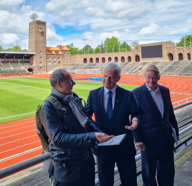 Na stadionie Olimpijskim w Sztokholmie. Robert Gawkowski, Michał Listkiewicz i pracownik Stadionu Olimpijskiego