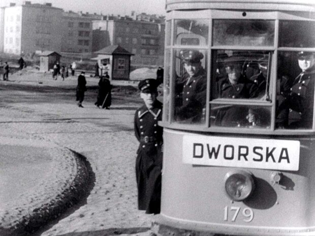 Tramwaj 15 z końcowym przystankiem na ulicy Dworskiej (szpital miał adres Dworska 17). Dyrektor Szwajcer doprowadził do tego, że szpital został skomunikowany ze śródmieściem za pomocą linii tramwajowej na ulicę Dworską. Fot. Julien Bryan