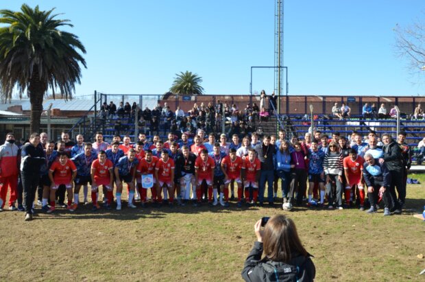 Wspólne zdjęcie drużyn: Polski Klub Piłkarski (reprezentacja Polonii w Argentynie (czerwone stroje) i reprezentacja FACCMA