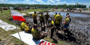 Tarchośfiry w przerwie meczu - turniej piłki błotnej w Korycinie