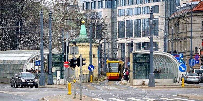 Trasa W-Z przy placu Bankowym i zabytkowym wodozbiorze "Gruba Kaśka na Tłomaciekiem". Fot. Adrian Grycuk (Wikimedia)