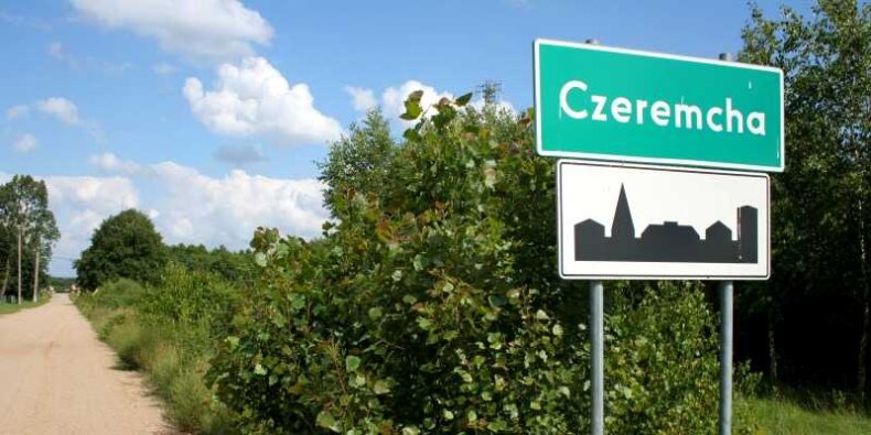 Wjazd drogą do Czeremchy fot Paweł Marynowski (Wikimedia)