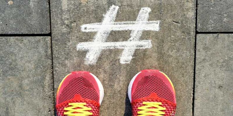 54 hashtagi, które możesz wykorzystać w swojej następnej kampanii (zdjęcie, buty przed namalowanym kredą na chodniku znakiem #)
