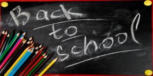 Back to school - powrót do szkoły (napis na szkolnej tablicy + kredki)