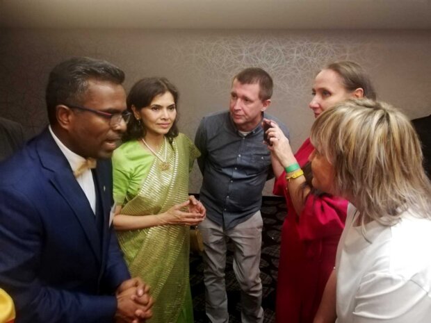 Dziennikarze na spotkaniu z Panią Ambasador Indii Nagma Mohamed Mallick, pomaga Kalesha Yusuf Masthan Prezes Stowarzyszenia Tamil Sangam