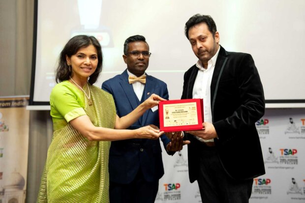 Wręczenie nagrody - Pani Ambasador Indii Nagma Mohamed Mallick, Kalesha Yusuf Masthan, Prezes Stowarzyszenia Tamil Sangam i dr Syed Ishaq Hussaini