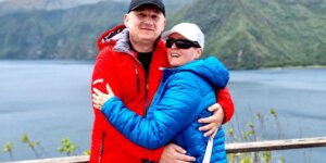 Piotr i Sylwia Biegała w Ekwadorze na tle jeziora w kaledrze wulkanu