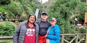 Piotr i Sylwia Biegała w Ekwadorze z Luisem Umberto pod wodospadem