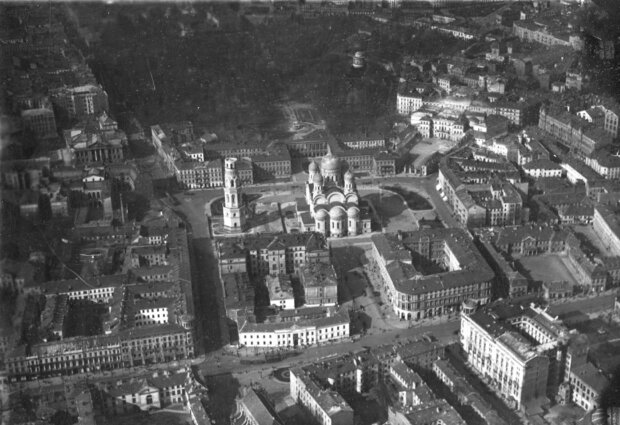 Prawosławny sobór katedralny św. Aleksandra Newskiego zbudowany na placu Saskim w okresie między 1894 a 1912 rokiem według projektu Leontija Benois. Fot. arch. autora