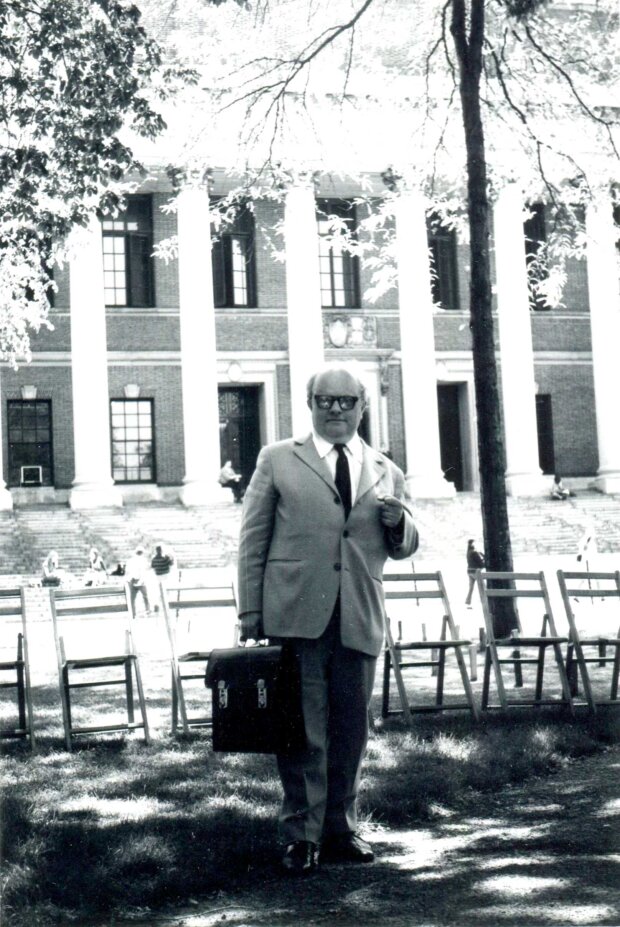 Profesor Zbigniew Wójcik w USA, przed wykładami w Cambridge w 1972 roku. Fot. z arch. Mariusza Kolmasiaka