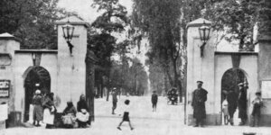 Brama główna Cmentarza Bródnowskiego 1934 r., źr. Warszawski rzymsko-katolicki Cmentarz Św. Wincentego na Bródnie: 1884-1934. Warszawa 1934