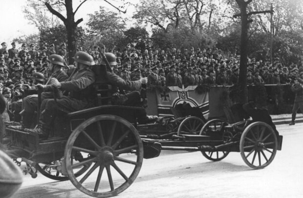 Defilada niemieckiej artylerii przed gubernatorem Hansem Frankiem i marszałkiem Wilhelmem Listem na ulicy Zwycięstwa (Aleje Ujazdowskie), 6 października 1940 r. z okazji pierwszej rocznicy kapitulacji wojsk polskich w kampanii wrześniowej. Widoczne armaty przeciwpancerne Pak 36 (t) kal. 37 mm.