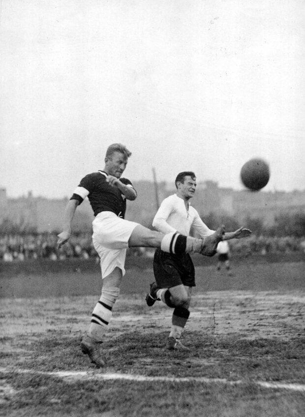 Jerzy Bułanow (w czarnej koszulce) podczas gry. Rok 1931, mecz Legia-Polonia. Arch. NAC