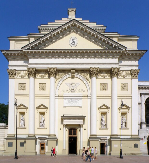 Kościół św. Anny w Warszawie w 2020 r. Fasada kościoła projektu Piotra Aignera i Stanisława Kostki Potockiego, to nic innego, jak tylko odwzorowanie stylu weneckich kościołów autorstwa Andrei Palladia.