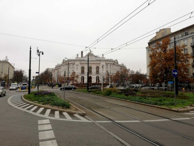Gmach Politechniki Warszawskiej widok przez Plac Politechniki z ulicy Nowowiejskiej