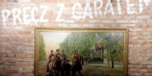 Obraz Stanisława Masłowskiego ''Wiosna 1905'' z wystawy w Muzeum Niepodległości i napis na murze ''Precz z caratem''
