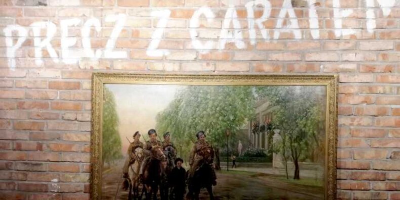 Obraz Stanisława Masłowskiego ''Wiosna 1905'' z wystawy w Muzeum Niepodległości i napis na murze ''Precz z caratem''